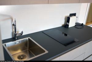 罗维尼Val De Laco studio apartments的厨房台面上设有水槽和照明器