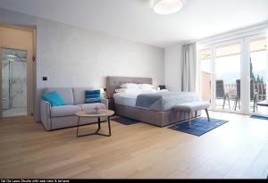 罗维尼Val De Laco studio apartments的一间卧室配有一张床、一张沙发和一张桌子