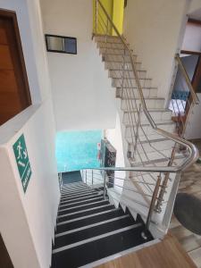 YurimaguasHOTEL EL TREBOL的一座享有海景的建筑中的螺旋楼梯
