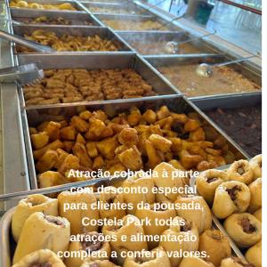 阿蒂巴亚RIACHI POUSADA的面包店盘子里的一大堆糕点