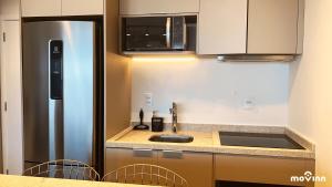 圣保罗White 2880 - Pinheiros的厨房配有水槽和冰箱