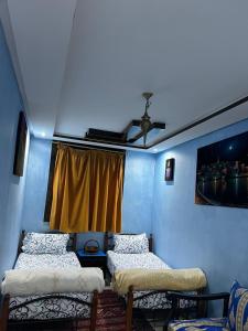 拉巴特Dar Ghita Medina的客房设有两张床和窗户。