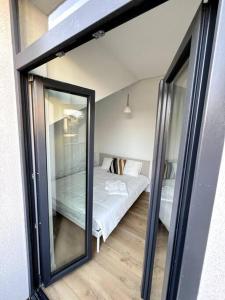 维尔纽斯Brand-new Central Loft的镜子中卧室的反射,镜子中的床