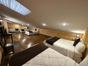 昆卡NASS Central Garden的一间卧室配有两张床和一张沙发。
