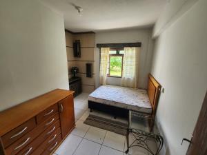 伊达贾伊Residencial Silveira的小房间设有床和窗户