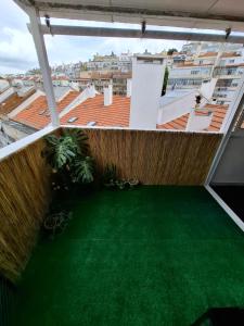 里斯本Lisbon Hideaway Haven的屋顶上带绿色草坪的阳台