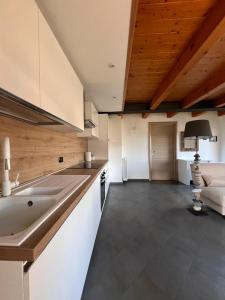 奥斯塔Grazioso appartamento的一个带水槽的厨房和一张沙发