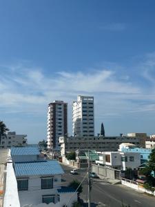 萨利纳斯Hotel Ipanema Beach by Majestic的享有城市和高楼的景色