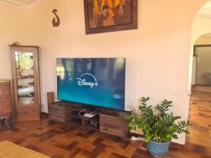 MahinaVilla MONOIHERE的客厅设有壁挂式平面电视。