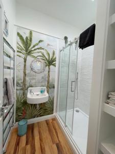 文特诺Sandy Toes - awesome beach view and access的带淋浴和盥洗盆的浴室