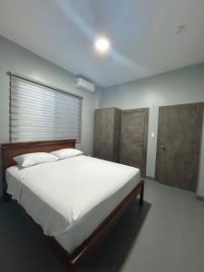 萨利纳斯Hotel Ipanema Beach by Majestic的卧室设有一张白色大床和一扇窗户。
