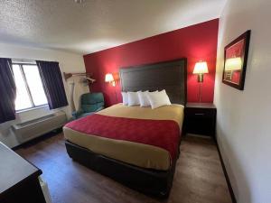 OacomaEcono Lodge Oacoma的酒店客房,设有床铺和红色的墙壁