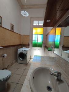 瓦尔帕莱索Hostal Tulio Porteño的带浴缸和洗衣机的浴室。