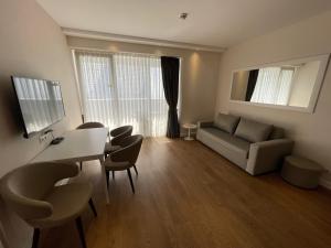 巴统Poseidon Apartments Batumi的客厅配有沙发和桌椅