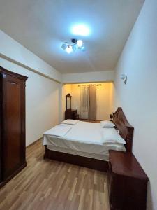 埃里温Residence North Avenue, Teryan 8 , apt14 3的一间卧室设有一张大床和天花板
