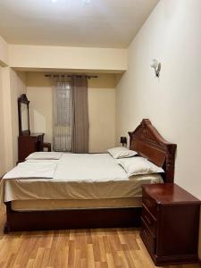 埃里温Residence North Avenue, Teryan 8 , apt14 3的一间卧室配有一张大床和木制床头板