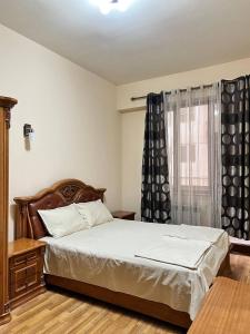 埃里温Residence North Avenue, Teryan 8 , apt14 3的一间卧室设有一张大床和一个窗户。