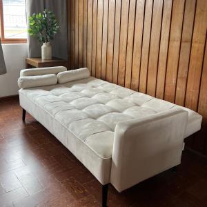 危地马拉Casa Stella Centro Histórico的客房内的一张带两个枕头的白色床