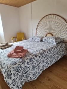 佩内拉Casa da Vitória的一间卧室配有一张带蓝白色毯子的床