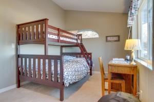 大瀑布城Inviting Great Falls Home with Wraparound Deck!的一间卧室配有双层床和书桌