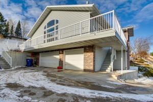 大瀑布城Inviting Great Falls Home with Wraparound Deck!的带阳台和车库的度假屋