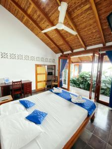 格拉纳达帕德利诺酒店的卧室配有带蓝色枕头的大型白色床