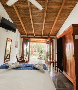 格拉纳达帕德利诺酒店的一间卧室设有一张床和一个大窗户