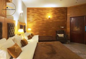 伊斯兰堡Grand Peace House II的配有一张床和一把椅子的酒店客房