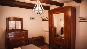 罗卡斯特拉达Nature & Relax in Tuscany - Fresco 2的一间卧室配有木制梳妆台和镜子