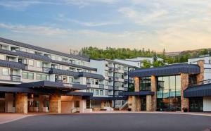 斯诺马斯村Viewline Resort Snowmass, Autograph Collection的 ⁇ 染带庭院的建筑