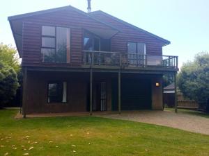 陶波Acacia Views - Acacia Bay Holiday Home的房屋设有甲板和阳台