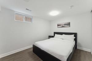 渥太华Modern 3BR Suites的白色的卧室设有床和窗户