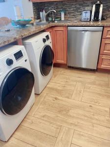 默特尔比奇Ocean Front, Private Balconies的厨房配有洗衣机和洗碗机。