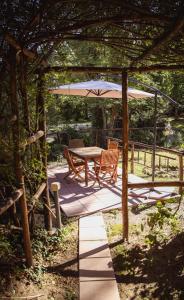 罗卡斯特拉达Nature & Relax in Tuscany - Fresco 2的露台配有桌椅和遮阳伞