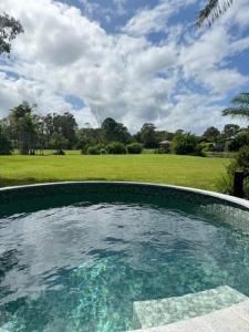 佩里吉安比奇努萨维巴湖屋舍酒店的享有田野景致的游泳池