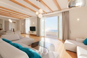 斯韦蒂·斯特凡Villa Hedonism的客厅配有白色家具,享有海景。