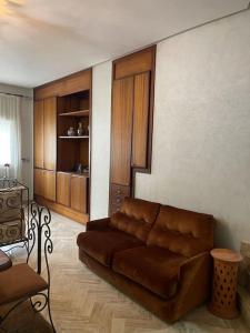 拉巴特Authentic moroccan apartment的客厅配有棕色沙发和木柜