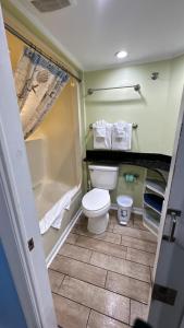 默特尔比奇Ocean Front 53 Steps的一间带卫生间和淋浴的小浴室