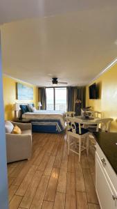 默特尔比奇Ocean Front 53 Steps的客厅配有沙发和一张位于房间的床