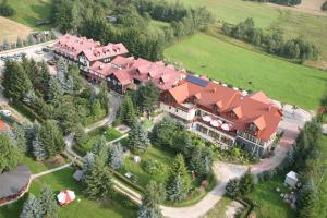梅斯瓦科维采查塔扎维希亚酒店的享有红色屋顶的大房子的空中景色