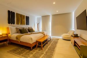 墨西哥城Capitalia - Luxury Apartments - Polanco - Alejandro Dumas的一间卧室配有一张特大号床和一台平面电视