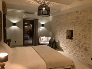 翁蒂年特Hotel Finca La Mixtura, Restaurant Mélange的卧室配有一张白色大床和一把椅子
