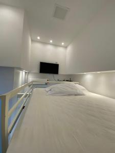 里约布兰科POUSADA TORRE FORTE ac的白色卧室配有床和平面电视