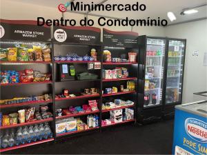圣保罗Acolhimento e Conexão: EXPO Center Norte的储存着食物和饮料的货架