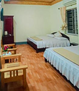 Dong QuanNew Sky Hotel的一间卧室设有两张床,铺有木地板