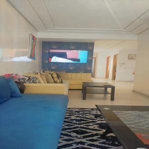 卡萨布兰卡Yanis guest house的带沙发和电视的客厅