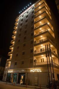 艾斯尤特Badr Hotel Assiut的酒店大楼前面有酒店标志