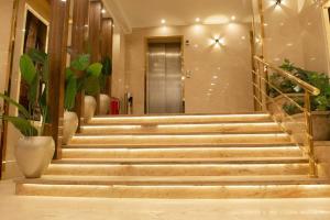 艾斯尤特Badr Hotel Assiut的大厅里一扇门,有一套楼梯