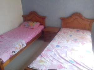 里考尔特Casa de Descanso的卧室内两张并排的床