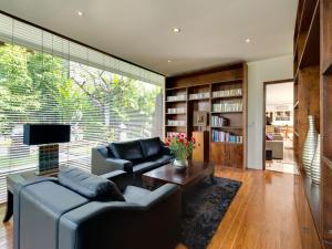 金巴兰Villa Aiko的客厅配有两张沙发和一台电视机
